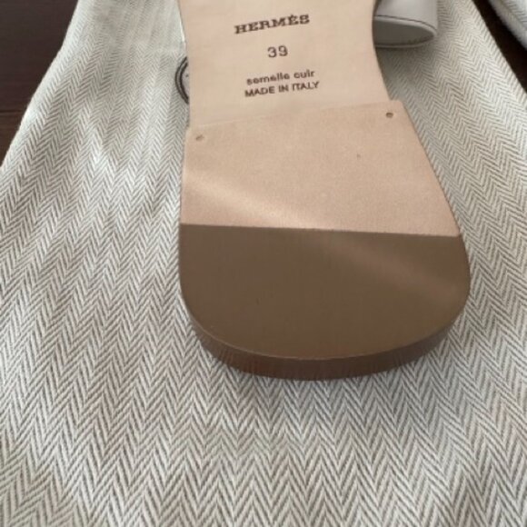 NEVER WORN Hermes Oran White Sandals - Picture 7 of 8